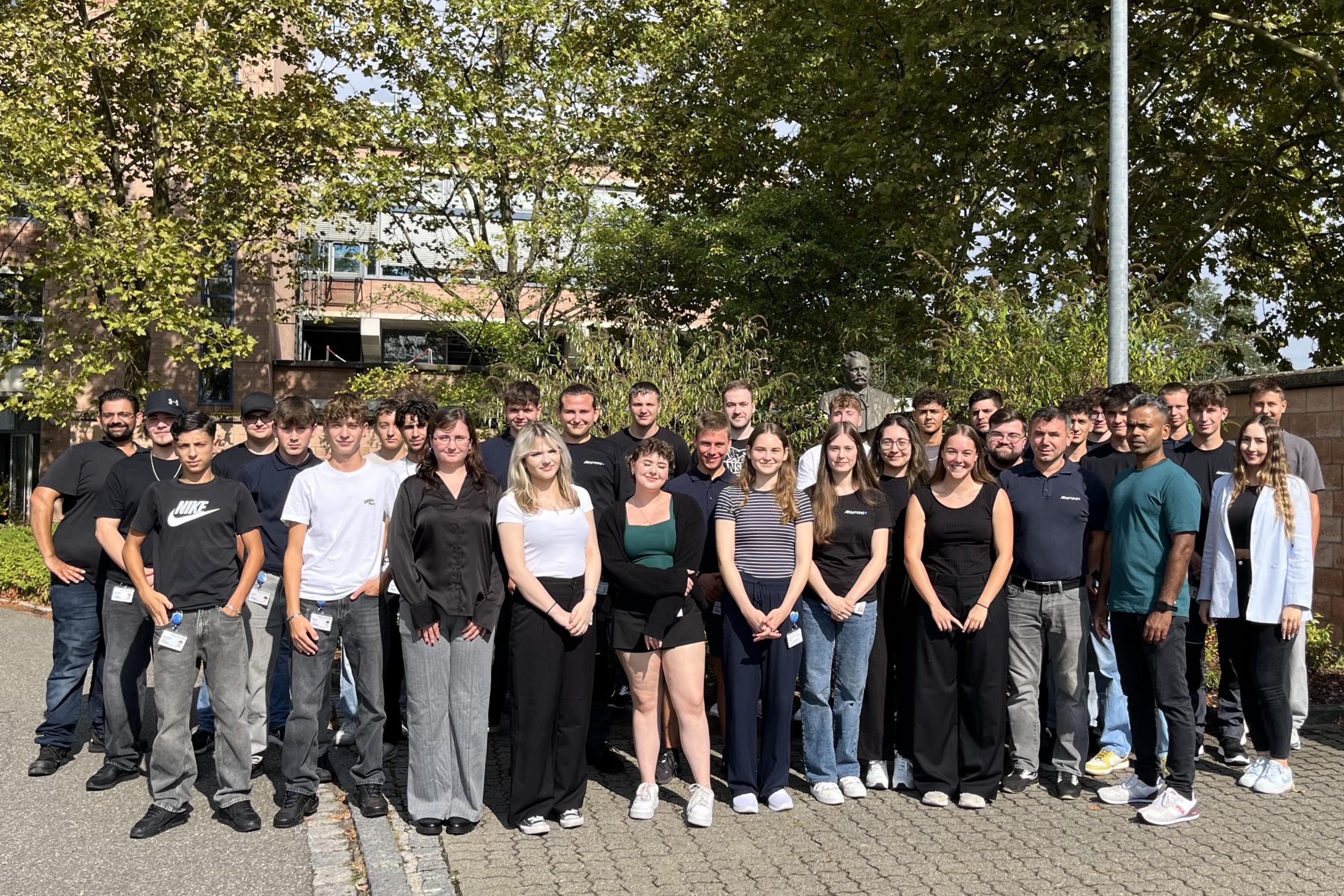 Unsere neuen Auszubildenden und Studierenden am Standort Lörrach-Weil